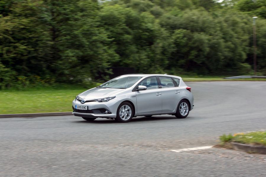  Toyota Auris Hybrid 2015 года  (UK) (фото 11 из 23)